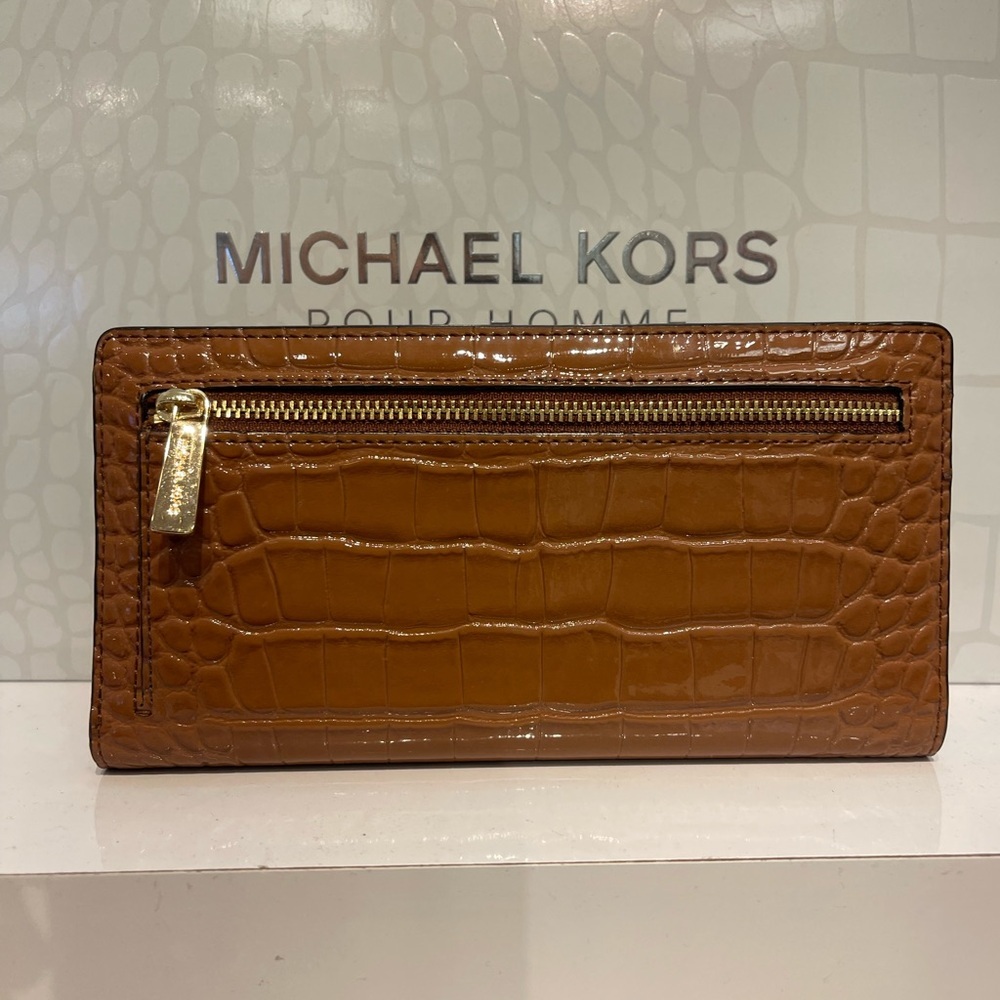 MICHAEL KORS Carson Large Snap Crocodile Embossed Bifold Wallet
Luggage
NWT - Picture 6 of 16